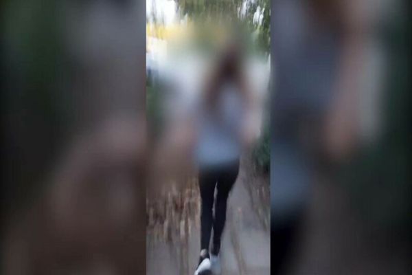 Mamă acuzată că ar fi încercat să-și arunce copilul în fața unei mașini. Motivul este halucinant