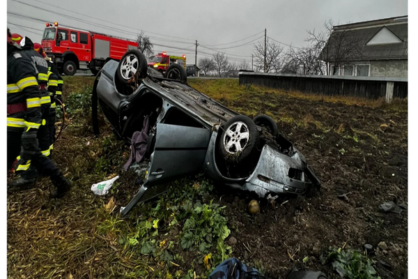 Doi bărbați au murit după ce s-au răsturnat cu mașina pe care tocmai o furaseră