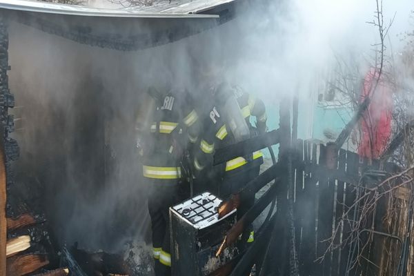 FOTO Incendiu violent în Măcin. Pompierii în alertă
