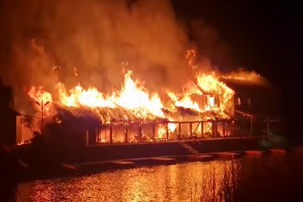 FOTO VIDEO Incendiu de proporții în Delta Dunării. Pensiune în flăcări