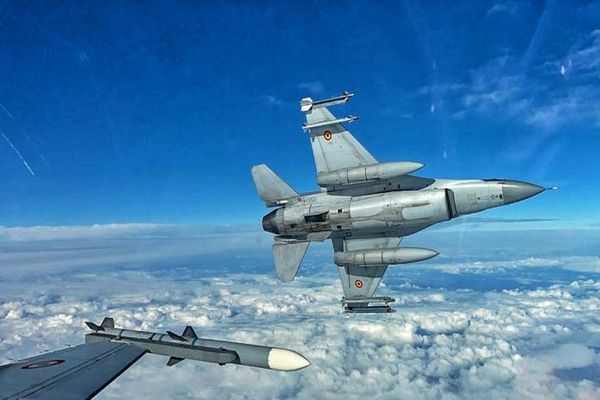 Aeronave F-16 Fighting Falcon de la  Baza 86 Aeriană Borcea, au escortat aeronava  care transporta delegaţia NATO la Bucureşti