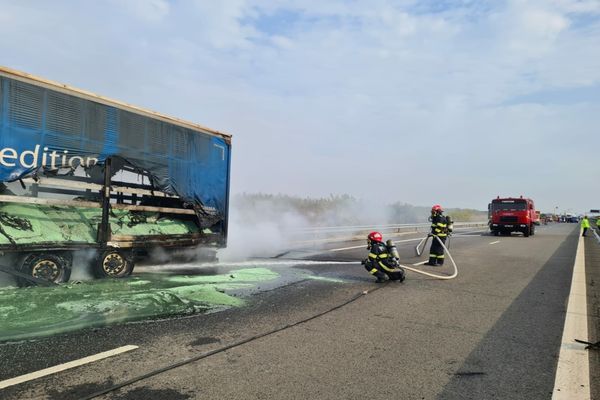 VIDEO Autocamion în flăcări pe Autostrada București Constanța. Trafic rutier deviat