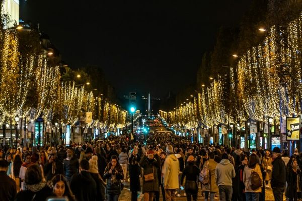 S-au aprins luminițele de Crăciun pe Champs Elysee la Paris