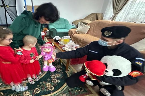 FOTO Ștafeta Faptelor Bune. Jandarmii tulceni, spiridușii lui Moș Crăciun
