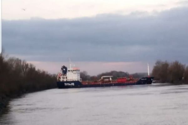 Cargou blocat pe Dunăre la Mila 32