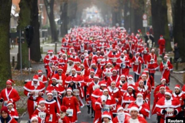 VIDEO| Sute de Moș Crăciun aleargă pentru a câștiga vin fiert