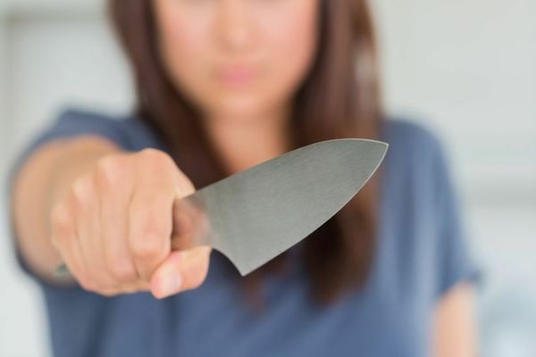 Înjunghiat în spate cu un cuțit după ce a colindat