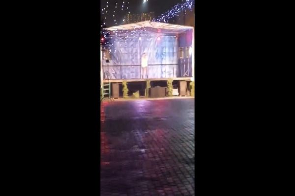 VIRAL. O artistă cântă la Târgul de Crăciun, fără spectatori