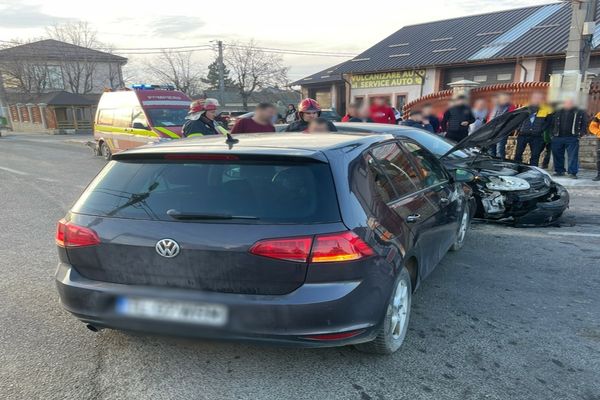 Impact violent între două autoturisme. Cinci victime