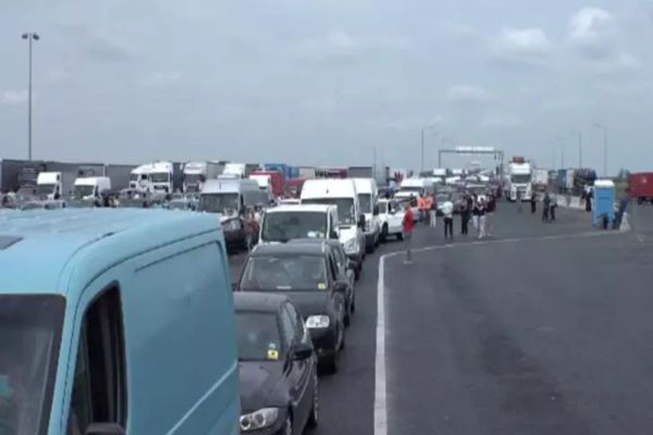 Veste bună pentru românii care merg cu mașina în Bulgaria. Se reduce preţul vinietelor electronice pentru o parte din mijloacele de transport