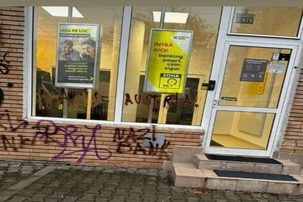 O sucursală a unei bănci austriece din Cluj a fost vandalizată cu mesaje împotriva Austriei (FOTO)
