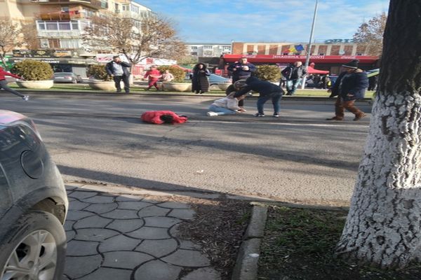 Femeie spulberată pe trecerea de pietoni