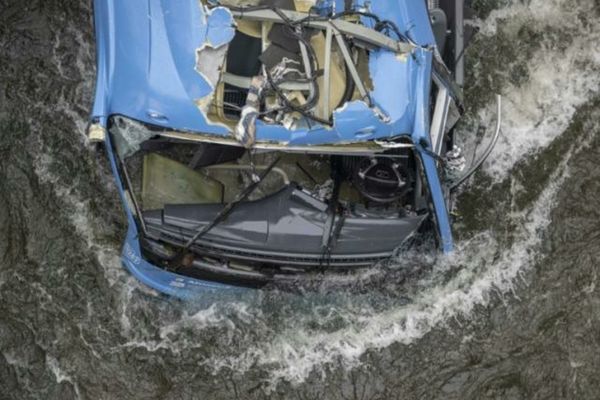 Cinci oameni au murit în Spania după ce un autocar a căzut într-un râu