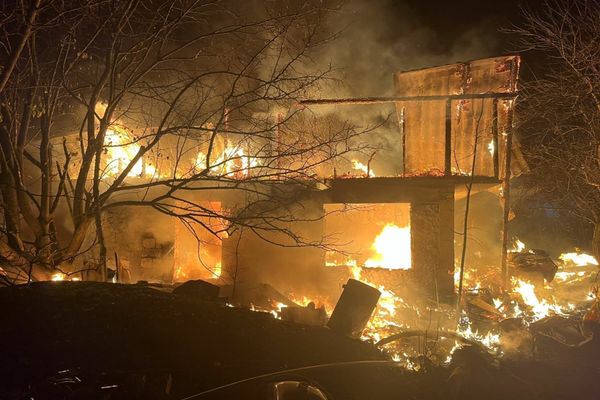 FOTO VIDEO  Casă în flăcări în Tulcea. Pompierii în dificultate, echipaje suplimentate