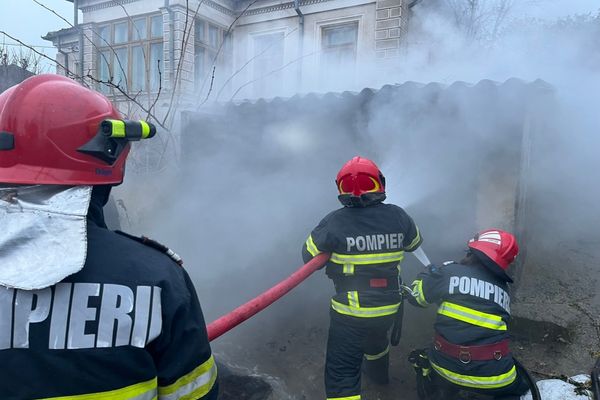 FOTO VIDEO Incendiu violent, pericol de extindere