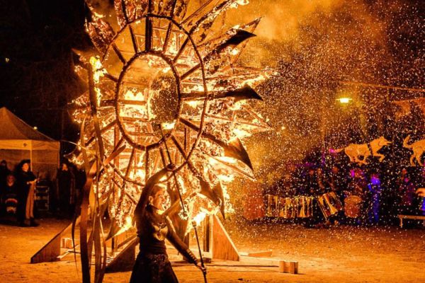 Foc, dans și costume. Canadienii sărbătoresc solstițiului de iarnă la Toronto