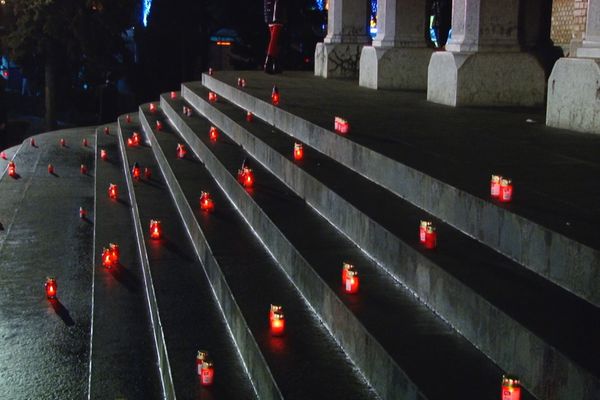 Candele aprinse pe treptele Catedralei din Timișoara, în memoria eroilor din 1989