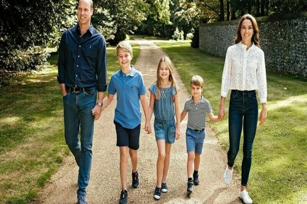 Prinţul William şi Kate, împreună cu cei trei copii în felicitarea de Crăciun