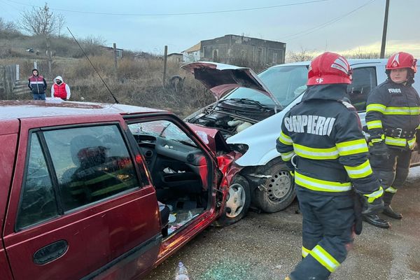 FOTO VIDEO Accident teribil în Tulcea. Două victime încarcerate