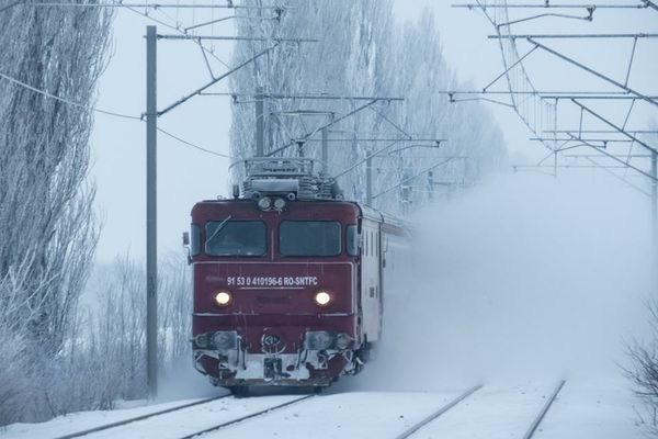 Traficul feroviar în condiții de iarnă. Sunt întârzieri, iar circulația este restricționată pe unele rute