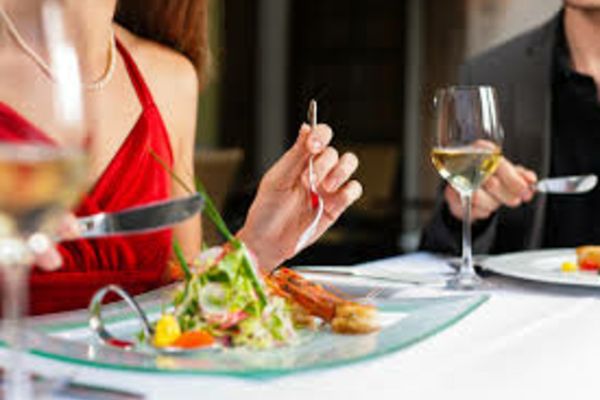 O ieșire la restaurant costă mai mult anul acesta. Bacșișul este impozitat cu 10%