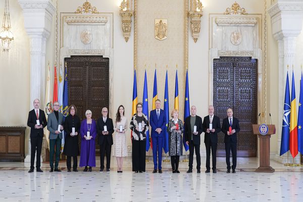 Președintele Iohannis a decorat o serie de personalități și instituții de cultură cu prilejul Zilei Culturii Naționale - FOTO & VIDEO