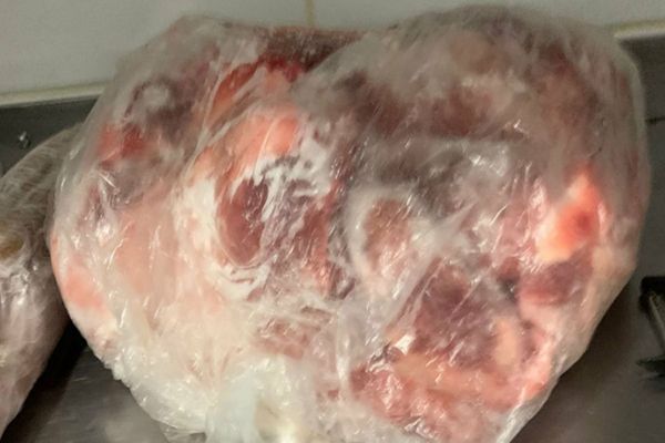Peste 6 tone de carne congelată, depistate de ANSVSA cu termenul de valabilitate schimbat