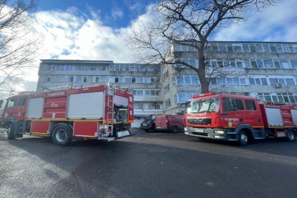 FOTO Incendiu într-un bloc din Tulcea. Degajări mari de fum