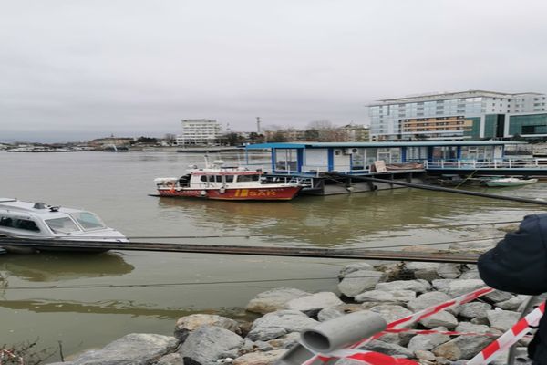 FOTO VIDEO Alertă la Tulcea! Bărbat căutat de scafandri în apele Dunării