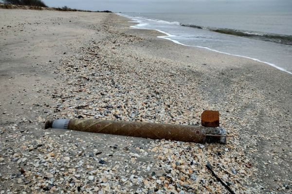 VIDEO Tub de rachetă, găsit pe plajă la Gura Portiței