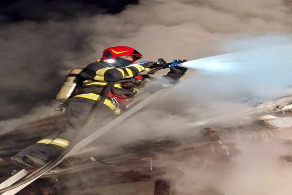 Au rămas fără acoperiș deasupra capului. De la ce au pornit flăcările