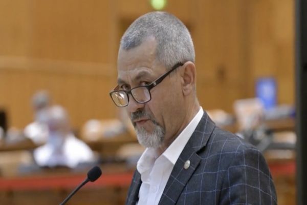 Deputatul bătăuș ,exclus din AUR.  I se cere demisia din Parlament