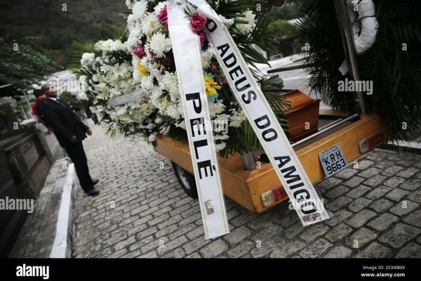 Sicriul cu trupul neînsufleţit al lui Pele a fost depus la stadionul Vila Belmiro din Santos. Fanii aduc un ultim omagiu