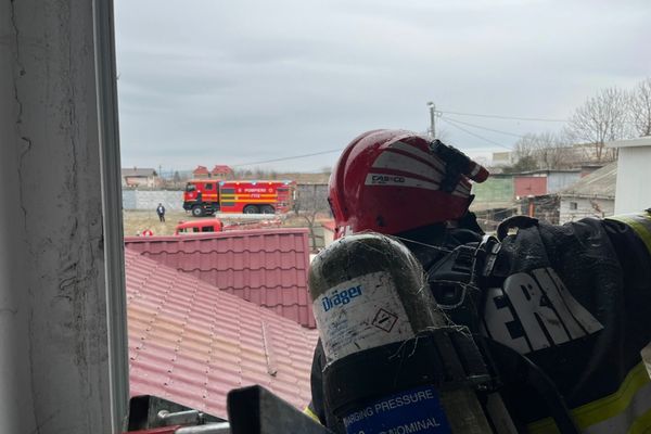 FOTO VIDEO Incendiu într-un service auto din Tulcea. Intervin pompierii cu 5 autospeciale