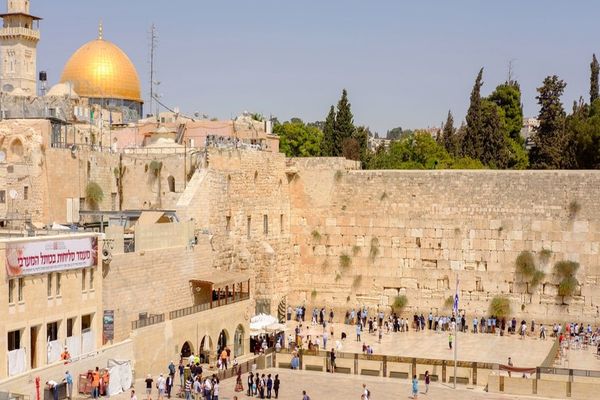 Românii pot lăsa rugăciuni pentru Zidul Plângerii din Israel, la Târgul de Turism din București