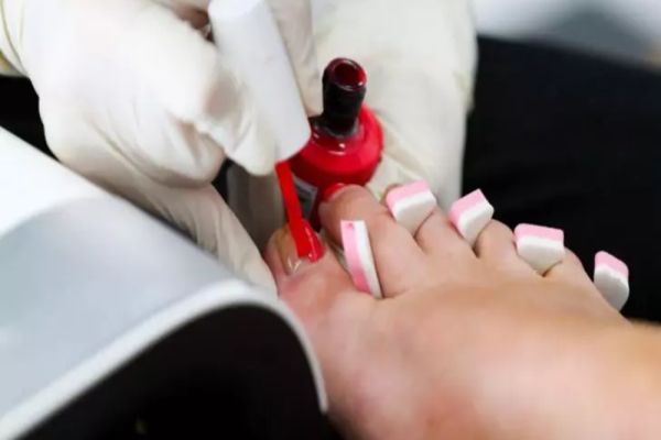 Salon de manichiură în sala de Consiliu a unei primării din Bacău - VIDEO VIRAL