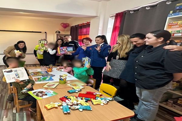Donație de cărți făcută de jandarmii tulceni
