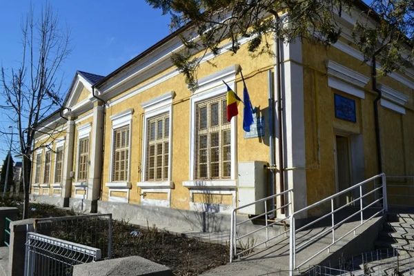 Spargere la sediul Direcției de Asistență Socială. Hoții au furat 80 kg de fasole