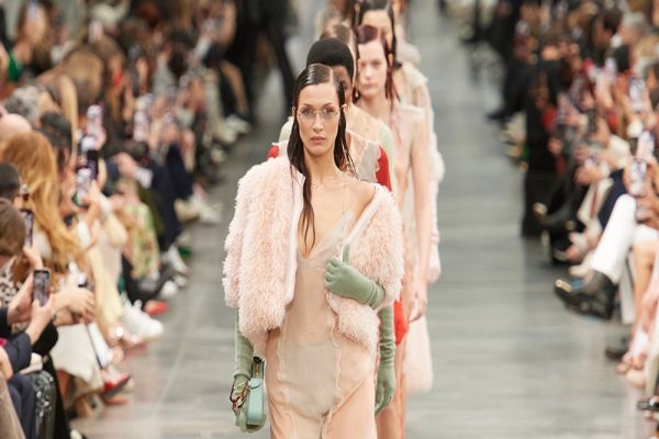 VIDEO| Săptămâna Modei la Milano. Prada înflorește, Emporio Armani strălucește