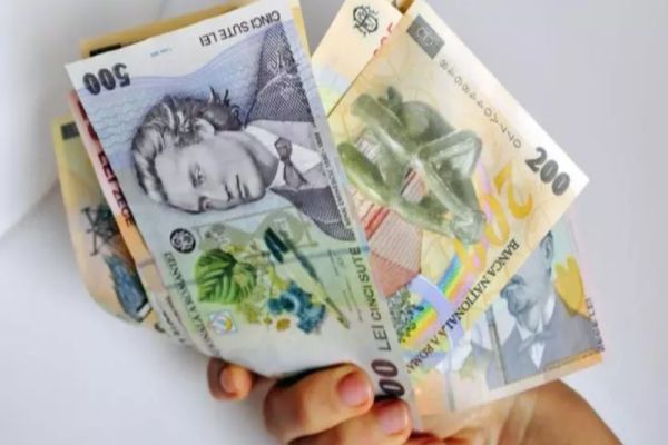Angajatorii obligați să mărească salariile angajaților cu vechime. De când se aplică legea
