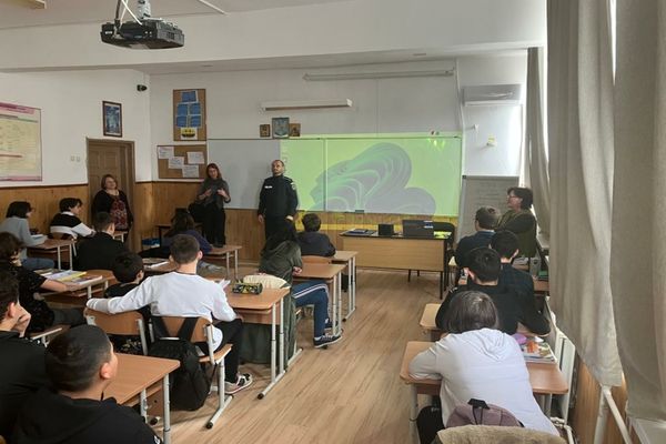 FOTO Polițiștii, acțiuni în școlile din Tulcea