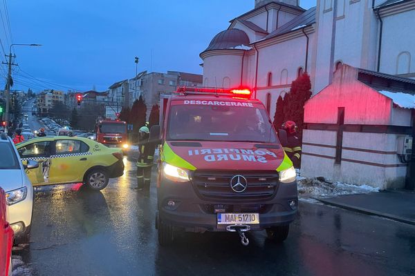 FOTO Trei mașini implicate într-un accident în Tulcea. O victimă încarcerată