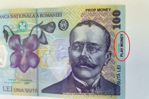 Ca-n filmele de comedie: un curier a fost plătit cu bani de... jucărie