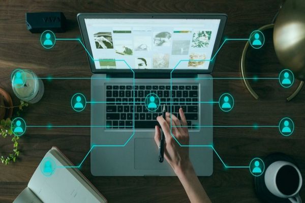 Miliardari americani, investiții curate în România, fără implicarea statului. Familiile Păunescu și Păcuraru susțin cluburile de presă și de afaceri