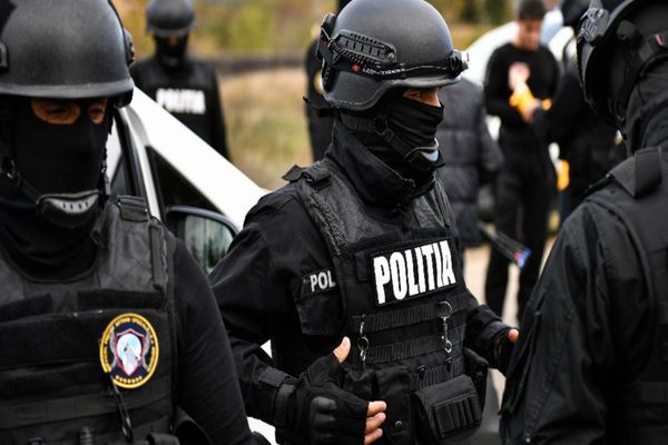 VIDEO  LOVERBOYS de Tulcea arestați pentru proxenetism, trafic de persoane și droguri