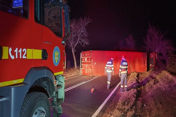 FOTO TIR răsturnat pe DN22A. Șoferul, transportat la spital