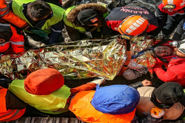 VIDEO| Miracol în Turcia. Femeie salvată după ce a petrecut 100 de ore sub dărâmături