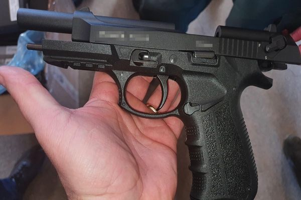 FOTO VIDEO  1.200 de pistoale descoperite în vama Negru Vodă, într-un camion condus de un cetățean ucrainean