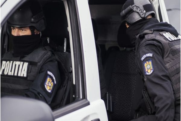 Traficanți de droguri reținuți în Tulcea. Percheziții de amploare