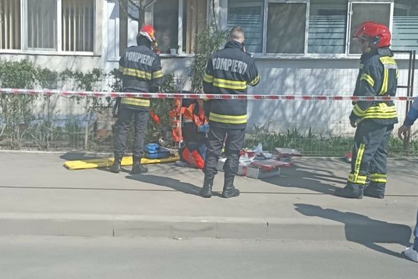 O femeie de 72 de ani s-a aruncat de la etajul 4 al unui bloc din municipiul Brăila